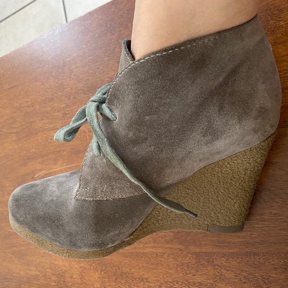 ALDO Olive Suede Wedge Gummy Soles Booties 7 - Picture 8 of 16